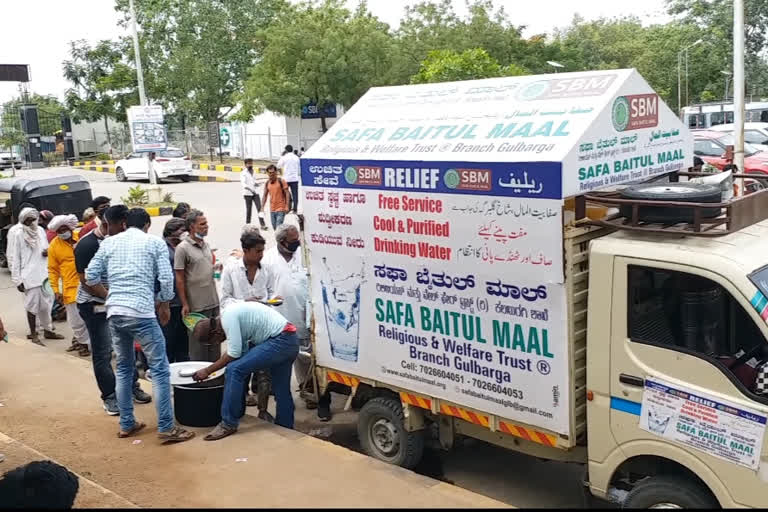 گلبرگہ: صفا بیت المال کی جانب سے مریضوں میں کھانا تقسیم کیا جا رہا