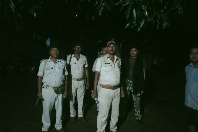 ग्रामीणों के हमले में थाना प्रभारी समेत चार पुलिसकर्मी जख्मी