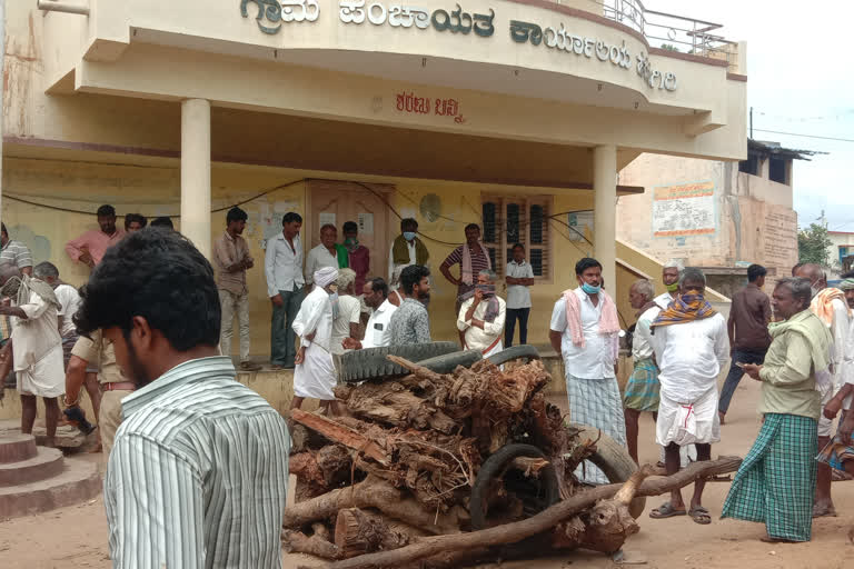 Family tried to do funeral in front of Gram Panchayat