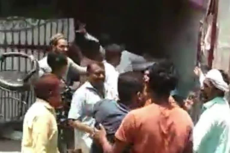 fight between the family of two brothers for land in ghaziabad