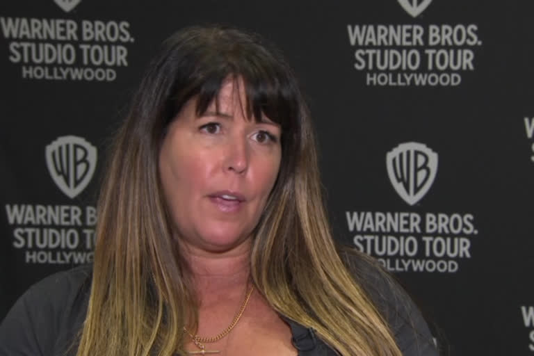 patty jenkins helps reopen warner bros studio tour