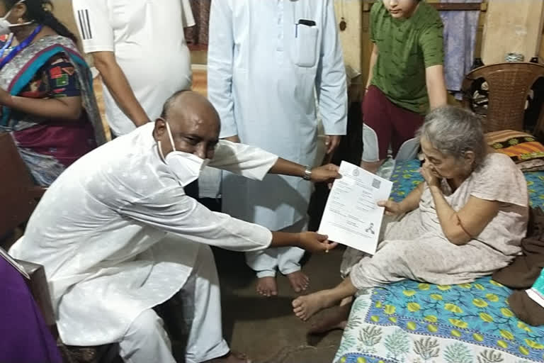 madhyamgram municipality arranges covid vaccination program at door step for elders