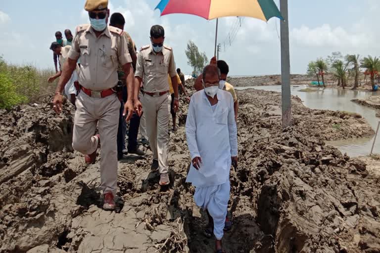 high-tide-occurs-no-damage-in-the-sundarbans-river-dam