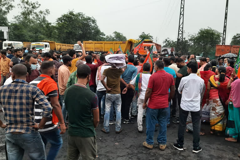 BJP workers demonstrated outside deepka police station