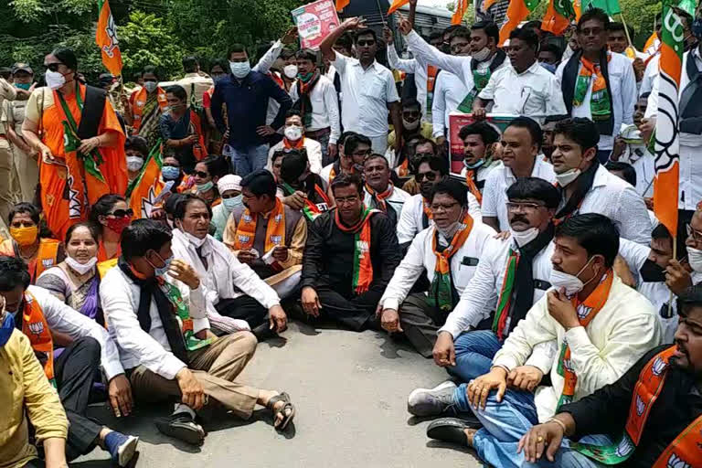BJP's Rasta Rocco agitation at Bhandara; fuss of social distance