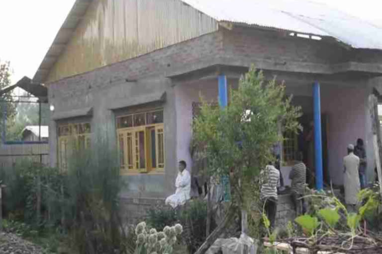 Terrorists shot dead a special police officer, his family members in Kashmir