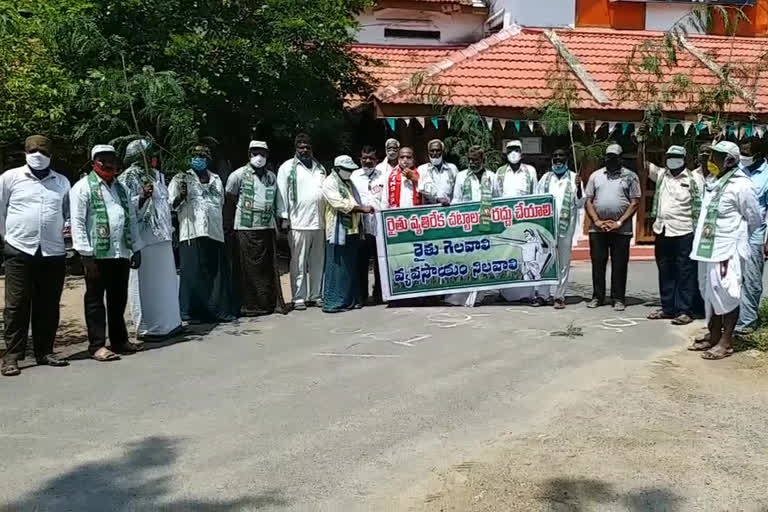 lead tree farmers protest at nandigama