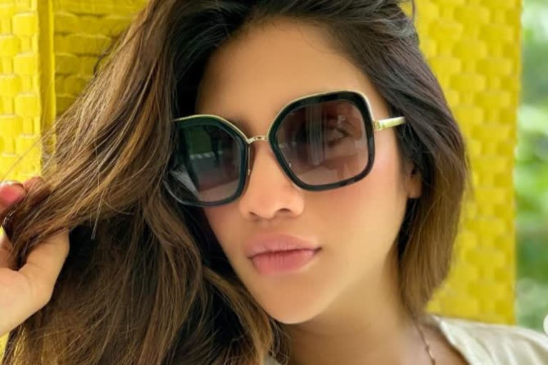 is yash Dasgupta seen on Nusrat Jahan's sunglass ? netizen quaestioned in her new instagram pic