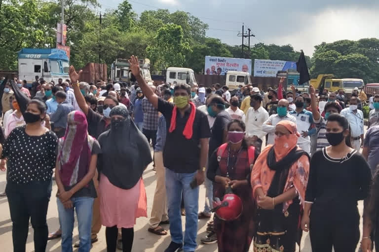 Bhilai Steel Plant workers demonstrated by showing black flags