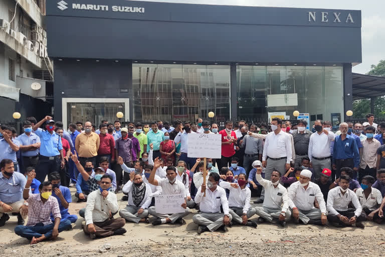 Protest against Bokaro Steel team reached to vacate Nexa showroom