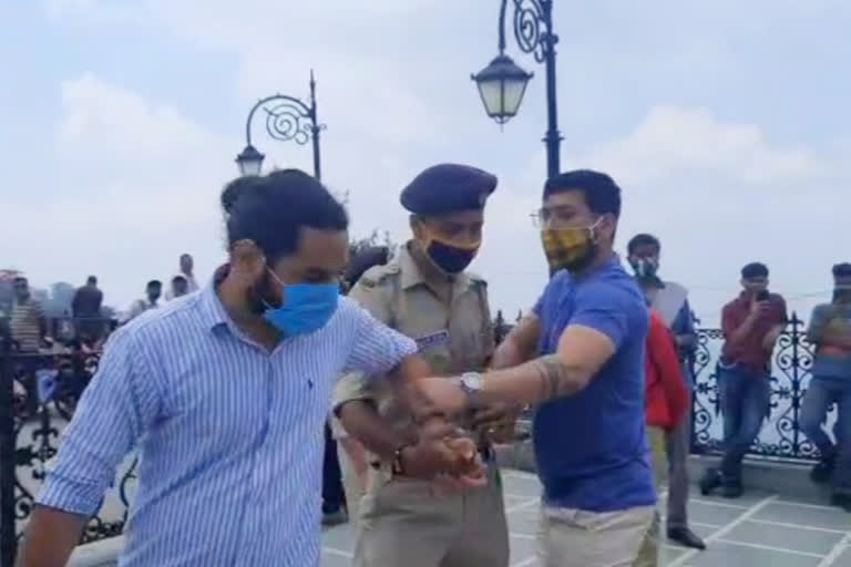 Tourists entangled with police in Shimla, शिमला में पुलिस से उलझे पर्यटक