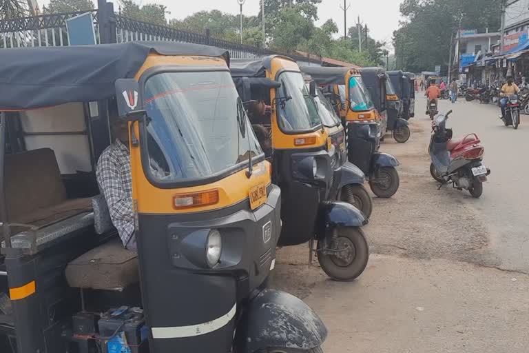 auto-drivers-faces-financial-crisis-in-dantewada