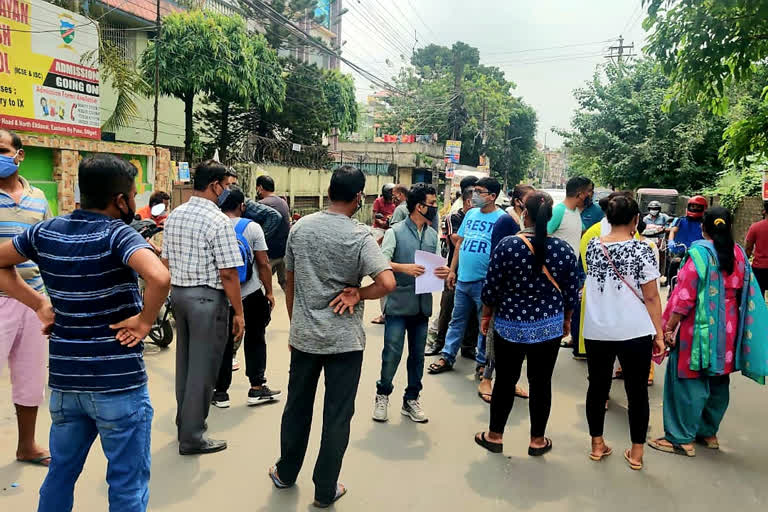 demand for reduction of additional school fees guardian block the road and showing agitation in siliguri