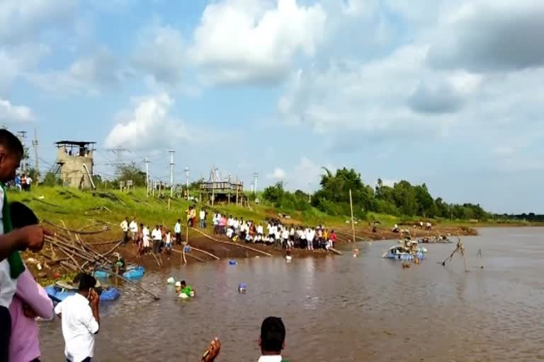 4-people-died-by-fell-in-krishna-river-in-athani