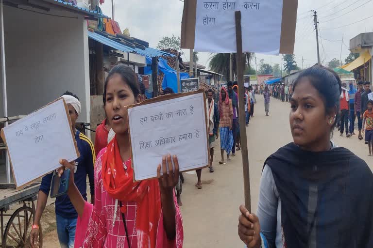 big-protest-of-villagers-regarding-poor-education-system-in-koylibeda-at-kanker-district