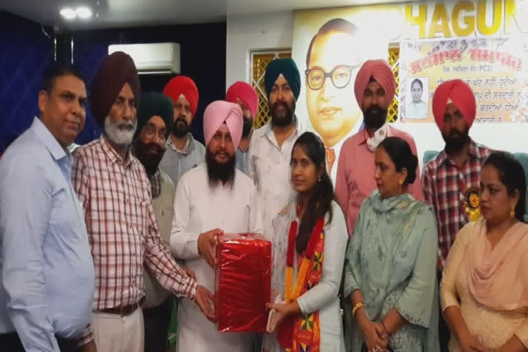 PCS ’ਚ ਪੰਜਵਾਂ ਸਥਾਨ ਹਾਸਿਲ ਕਰਨ ਵਾਲੀ ਨਵਕਿਰਨ ਕੌਰ ਦਾਂ ਪਿੰਡ ’ਚ ਨਿੱਘਾ ਸਵਾਗਤ