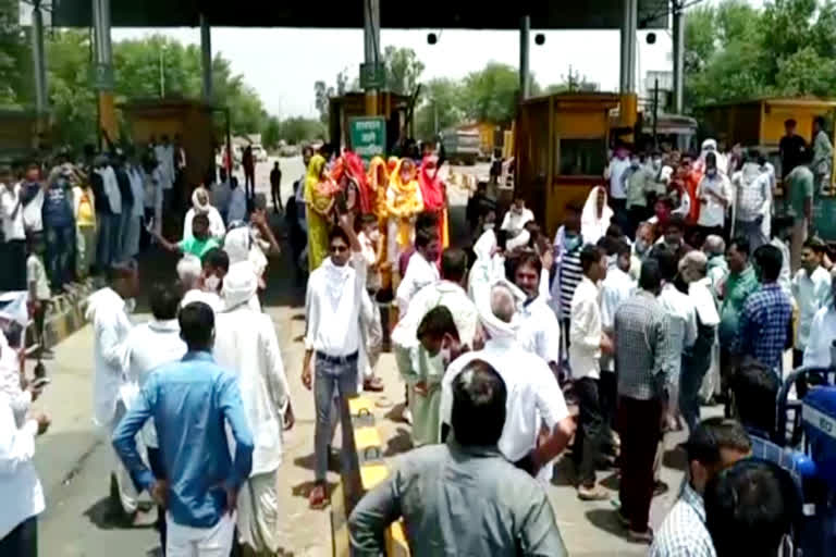 किसानों ने टोल पर किया कब्जा, Farmers protest on mega highway