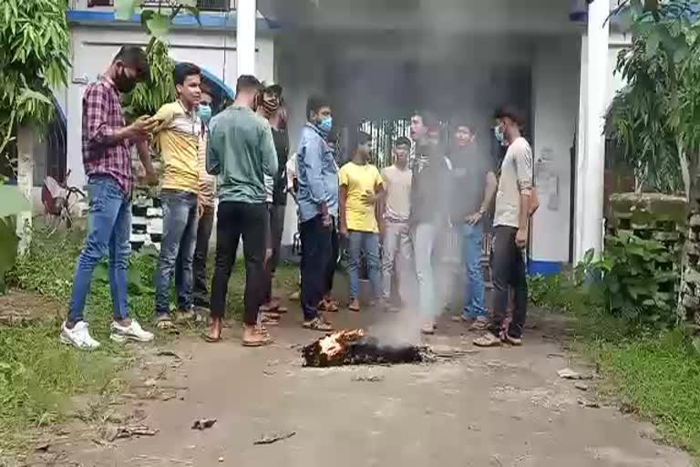 minority-students-not-getting-money-of-aikyashree-scholarship-demonstration-at-islampur-high-school