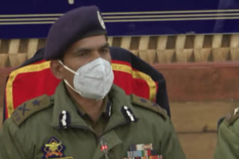 Kashmir's Inspector General of Police off-duty cops Kashmir IGP warns militants Militants in kashmir Jammu news விஜயகுமார் காஷ்மீர் பயங்கரவாதிகள் நதீம் அப்ரார்