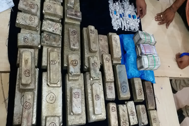 police-seized-silver-bricks-worth-1-crore-76-lakh-rupees-in-mahasamund