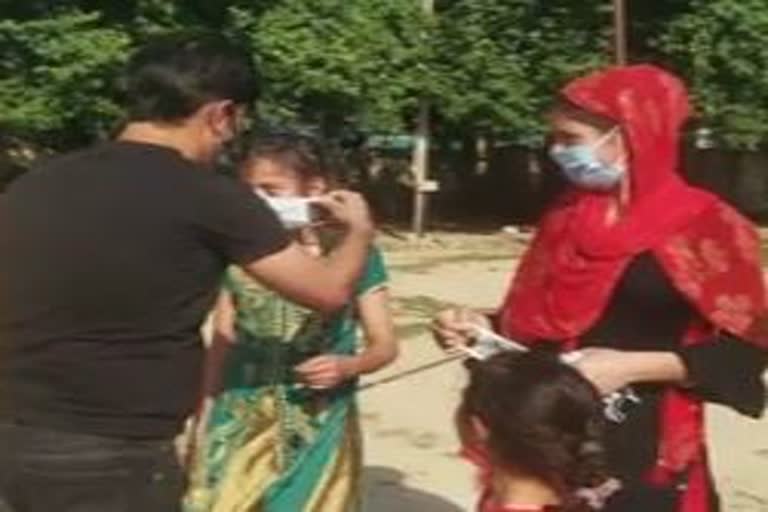 کشتواڑ: محکمہ ایکسائز کی جانب سے عوام میں مفت ماسک تقسیم