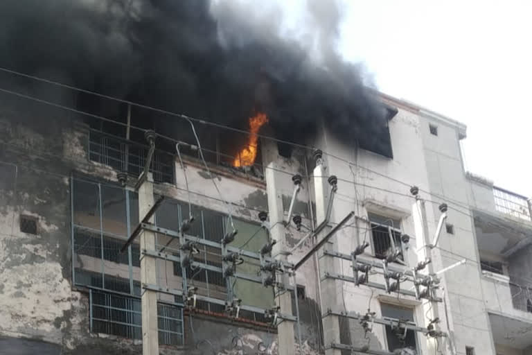 fire break out in narela industrial area in delhi