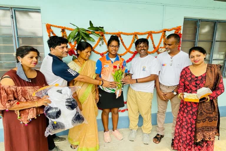 warm welcome of archer-komolika bari and coach purnima mahto in jamshedpur