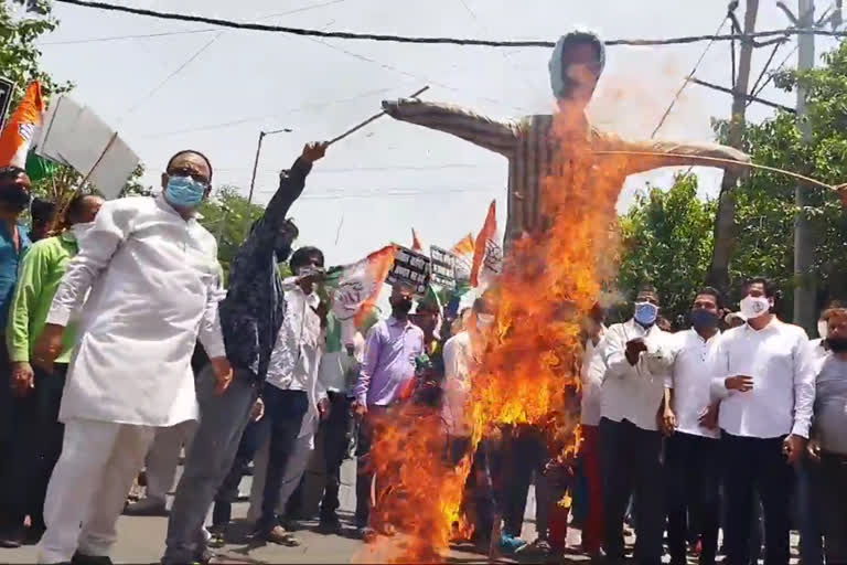 Congress workers burn Delhi Chief  Minister Arvind Kejriwal's effigy