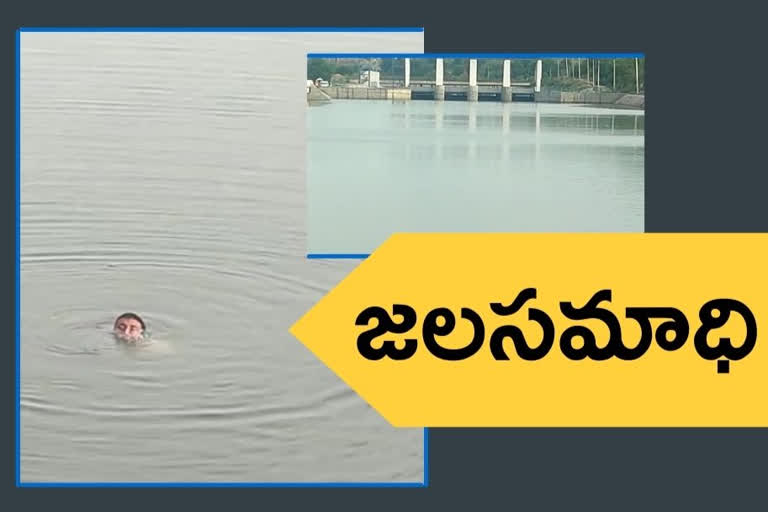 విషాదం : అందరూ చూస్తుండగానే నీటిలో మునిగి వ్యక్తి ఆత్మహత్య