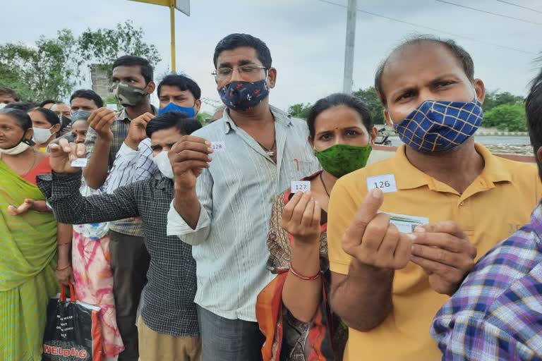 સુરતમાં Vaccination Centers પર વેક્સિન લેવા લાંબી લાઈન લાગી પણ વેક્સિનનો જથ્થો જ નથી