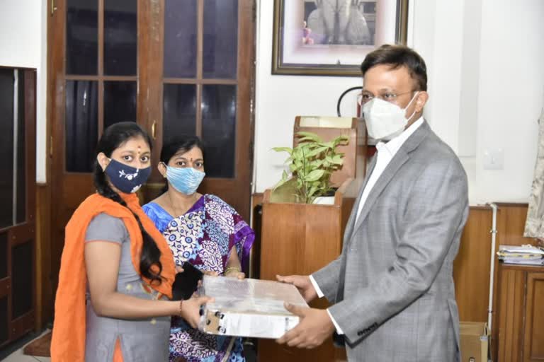 BBMP Chief Commissioner gave  a laptop to student banashankari