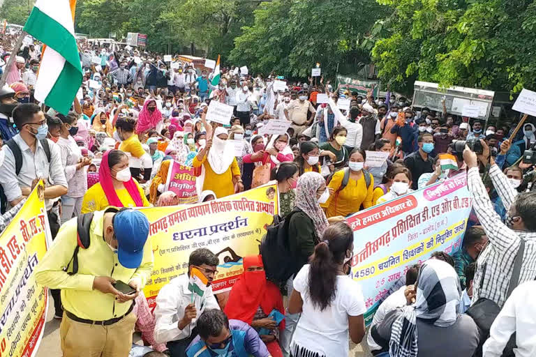 Trained DEd and BEd organization protest for the demand of teacher recruitment in raipur