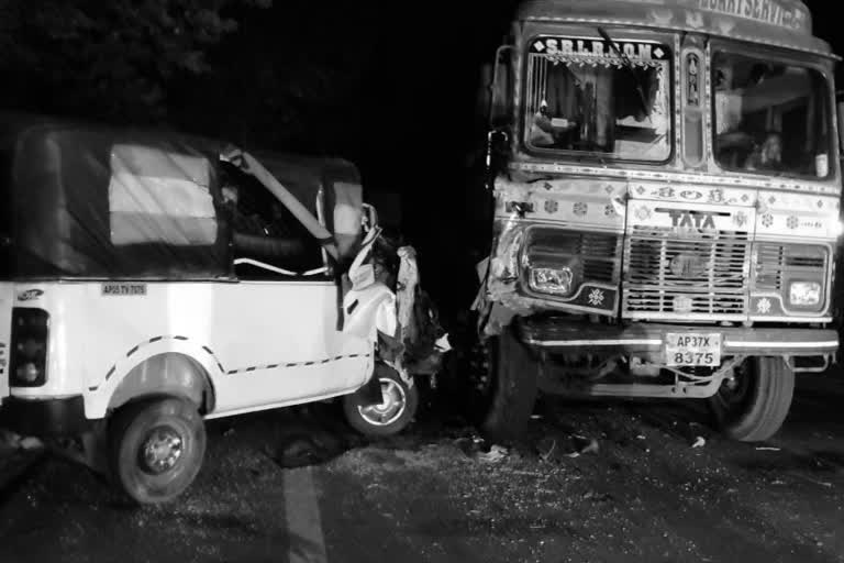 ten injury road accident at rajupalem east godavari district