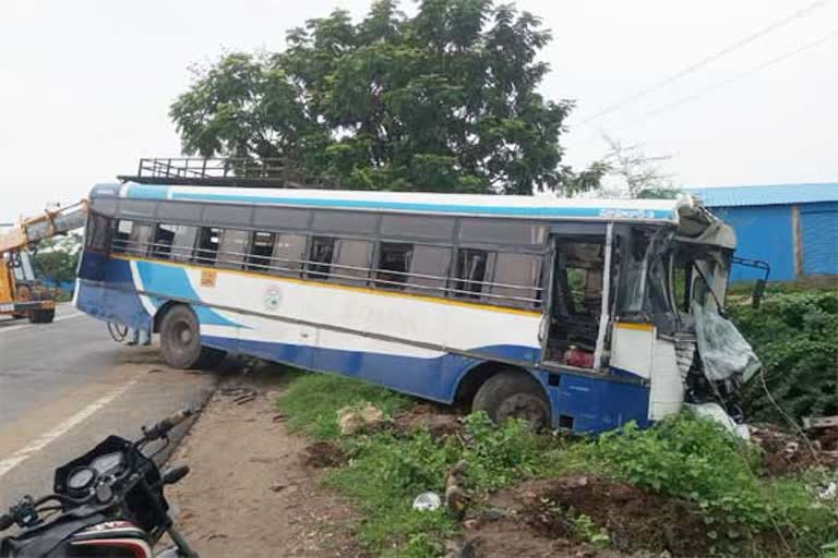 Road accident in Nizamabad, accident in Nizamabad, accident to RTC bus in Nizamabad