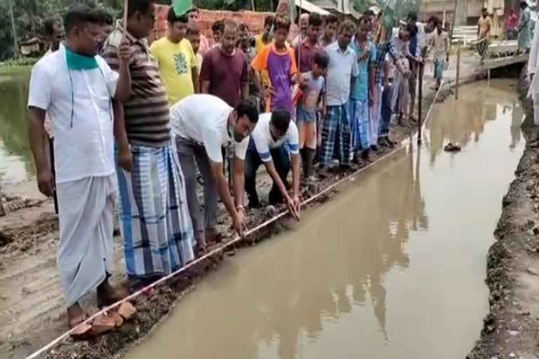 বেহাল রাস্তায় মাছ ছেড়ে প্রতিবাদে সামিল তৃণমূল কর্মীরা