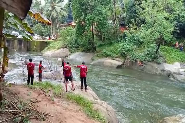 ചാലിപ്പുഴയിൽ കാണാതായ യുവാവിന്‍റെ മൃതദേഹം കണ്ടെത്തി  ചാലിപ്പുഴയിലെ അപകടം  കാണാതായ യുവാവിന്‍റെ മൃതദേഹം കണ്ടെത്തി  ചാലിപ്പുഴയിൽ നാലംഗ സംഘം ഒഴുക്കിൽപെട്ടു  അൻസാറിന്‍റെ മൃതദേഹം കണ്ടെത്തി  Chalipuzha accident news  Chalipuzha accident deadbody found  missing youth dead body found in Chalipuzha  ansar deadbody found in chalipuzha