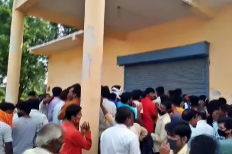 crowd at vaccination centre