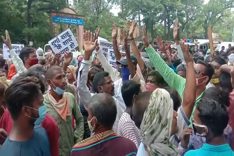 Villagers protest in collectorate for arrest of accused in Torwa murder case of Bilaspur