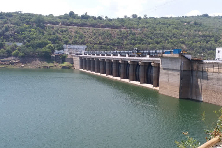 Flood flow decreases to Srisailam Reservoir