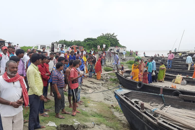 malda boatmen stopped ferry service due to jharkhand police harassment