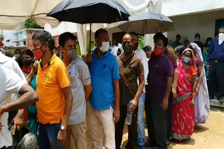 social distancing flouted at vaccination centers in ranchi