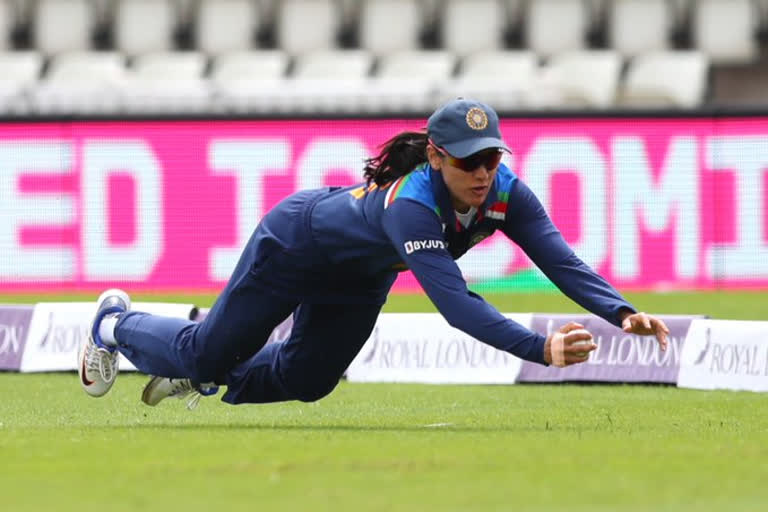 smriti-mandhana-takes-a-stunner-catch-of-nat-sciver-off-deepti-sharma-in-third-odi