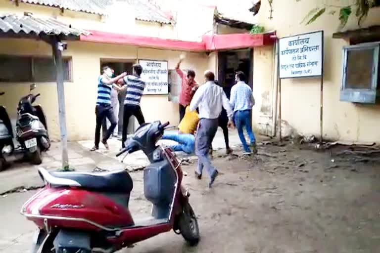 Fight between congress leader and contractor in bilaspur