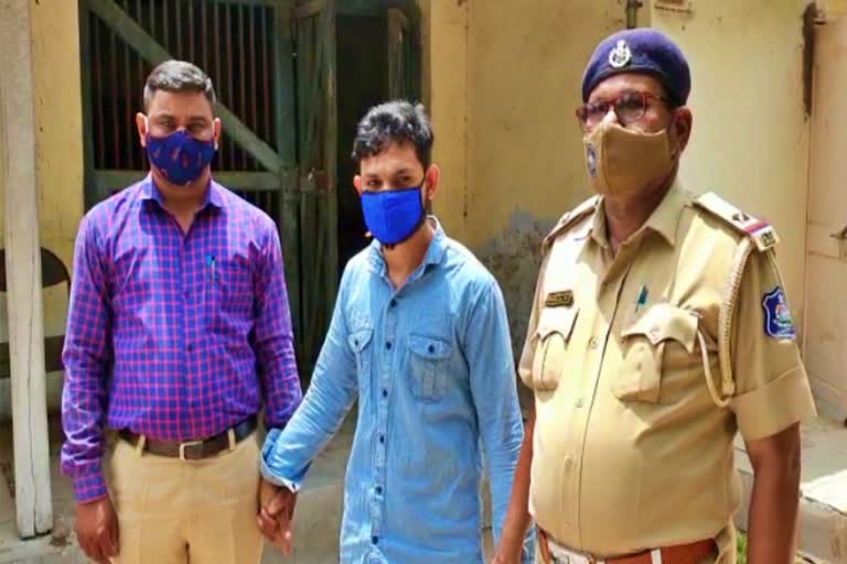 kheda crime: ભત્રીજાના ત્રાસથી કંટાળી જઈ કાકીએ કરી આત્મહત્યા, કોર્ટે આરોપીને સાત વર્ષની કેદની સજા ફટકારીkheda crime: ભત્રીજાના ત્રાસથી કંટાળી જઈ કાકીએ કરી આત્મહત્યા, કોર્ટે આરોપીને સાત વર્ષની કેદની સજા ફટકારી