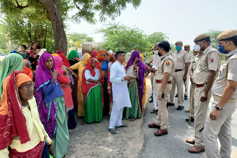 महिलाओं ने स्टेट हाईवे किया जाम, women blocked the state highway