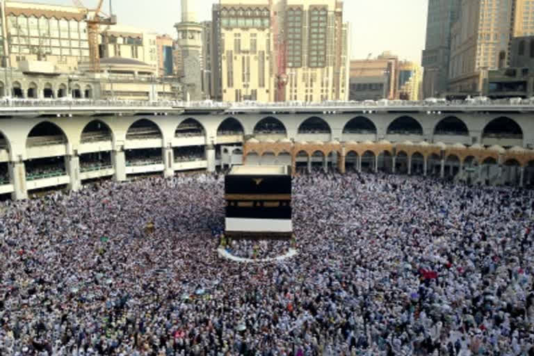 Cleaning the roof of the Ka'bah is completed in 20 minutes