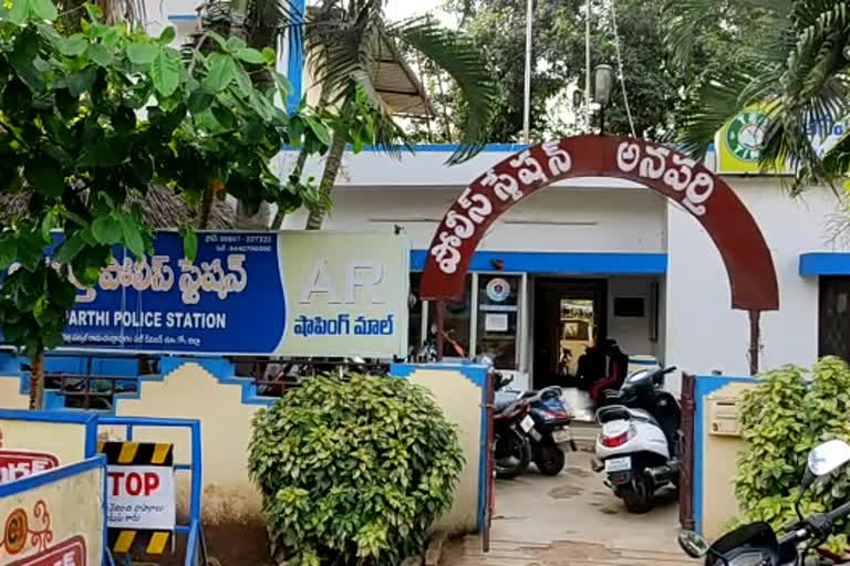 పేకాట శిబిరంపై పోలీసుల దాడి...20 మంది అరెస్ట్