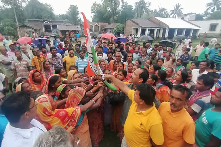 more than 500 people from a village joined to triamool from the bjp in Shantipur