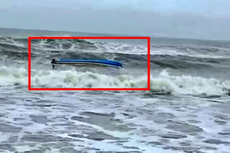 Fishing boat  capsized near Honnavar  Uttara Kannada