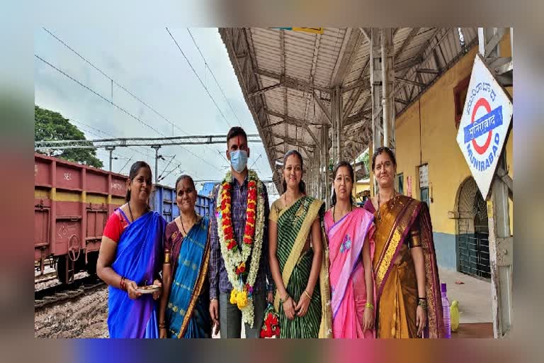 retired-soldier-welcomed-by-his-family-members-in-koppala